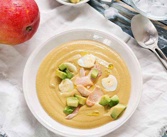 Gazpacho de mango con huevo de codorniz, aguacate y lascas de salmón