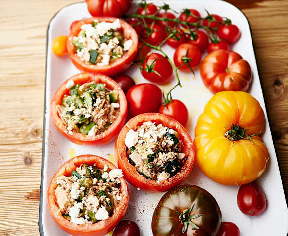 Tomate recheado com curgete, atum e hortelã