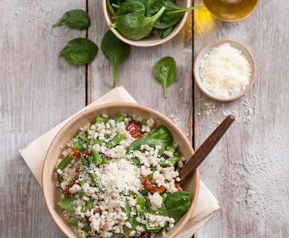 Cytrynowy pęczak z fasolką szparagową, szpinakiem i suszonymi pomidorami