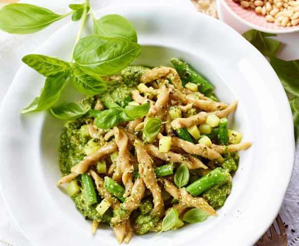Frische Kastanien-Trofie mit Pesto, Kartoffeln und grünen Bohnen