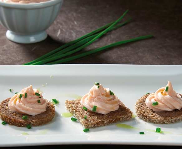 Mousse di salmone su tartine di segale Mousse di salmone su tartine di segale