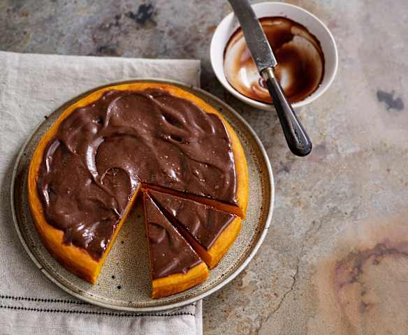 Bolo de cenoura e laranja com cobertura de chocolate