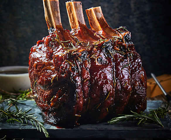 Prime rib con glaseado de miel y romero