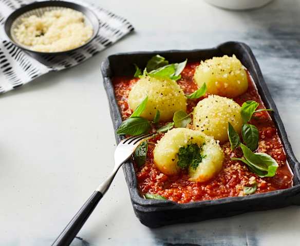 Spinatknödel mit Tomatensauce