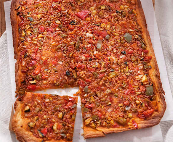 Vegetable-topped bread