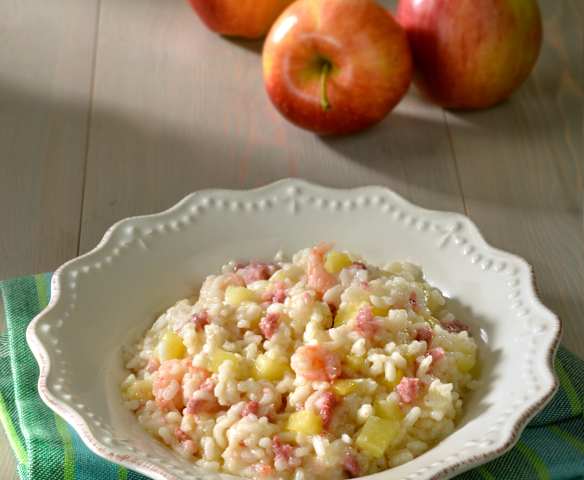 Risotto con gambas, salchichas y manzana