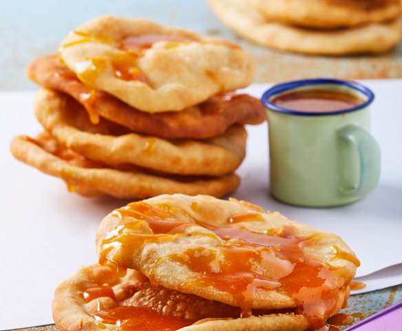Buñuelos de feria con miel de guayaba y piloncillo