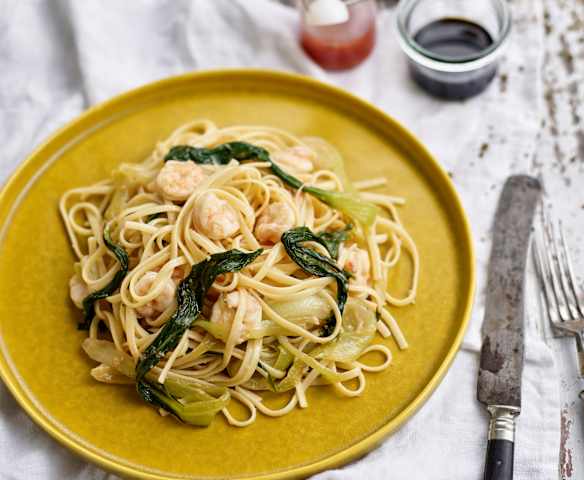 Linguine com camarão e couve