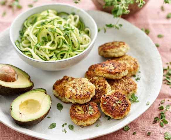 Hambúrgueres de frango com zoodles