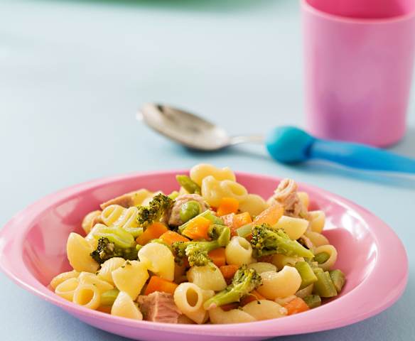 Pasta con verduras y atún