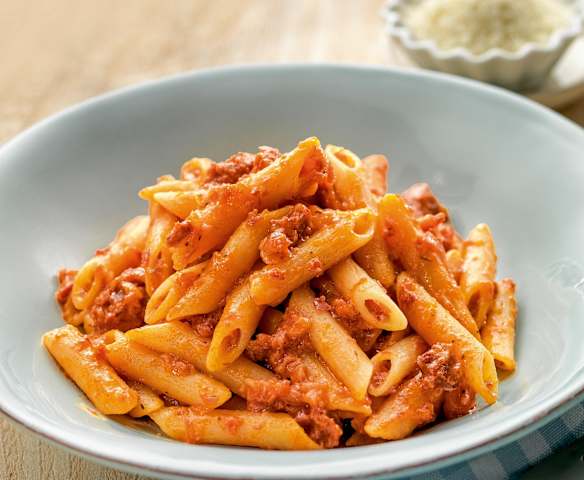 Pasta pomodoro, prosciutto e salame piccante
