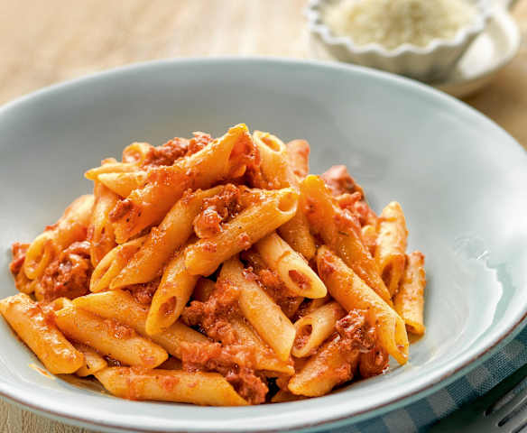 Penne mit Tomaten, Schinken und scharfer Salami