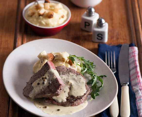 Steki w sosie z zielonego pieprzu, purée ziemniaczane z grzankami