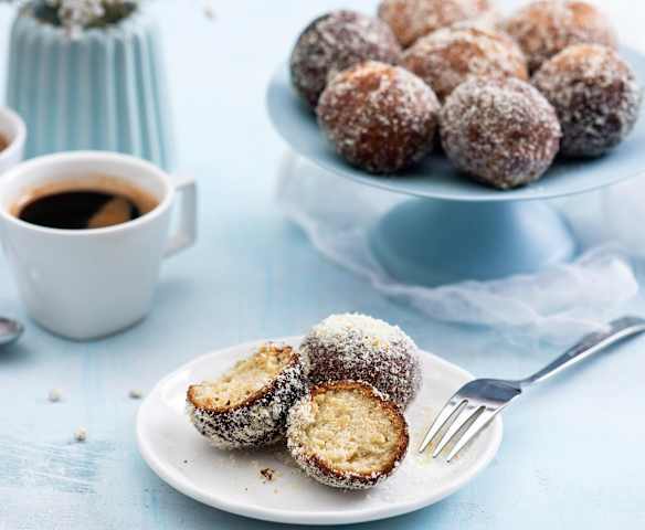 Wegańskie mini pączki kokosowe ze skórką pomarańczy