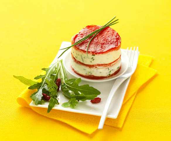 Mille-feuilles de poivrons et crème aux herbes