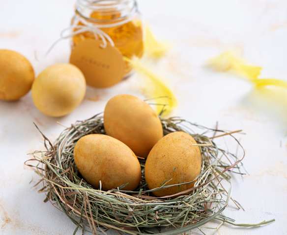 Gotowanie i farbowanie jajek na żółto (kurkumą)