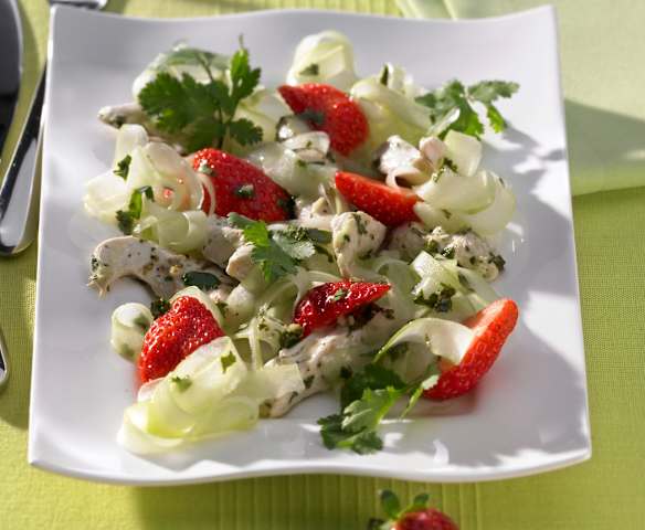 Erdbeer-Gurken-Salat mit Hähnchen
