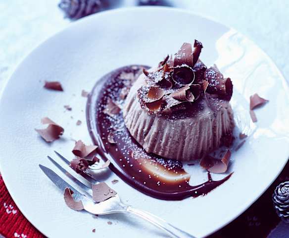 Nougat-Mandel-Parfait mit Schokoladensauce