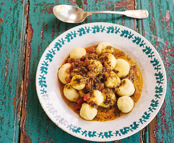 Bolinhas de queijo com molho de tomate