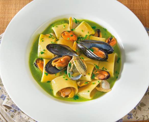 Calamarata cozze e vongole su vellutata di piselli