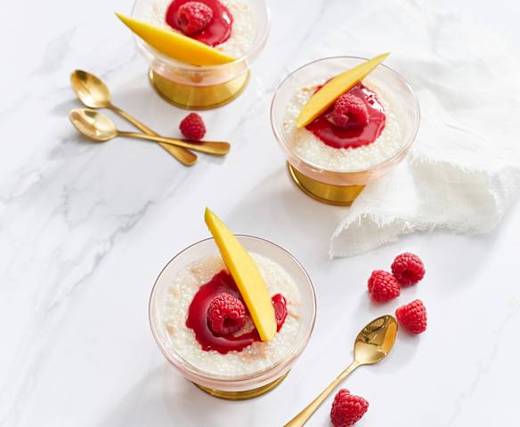 Tapioka-Pudding mit Litschi und Himbeeren