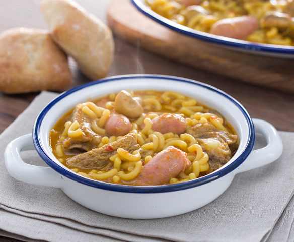 Fideos con costilla y salchichas