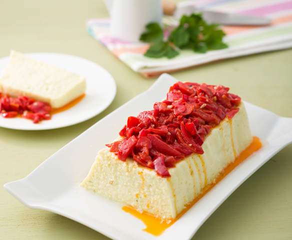 Flan de bacalao con piquillos al ajillo