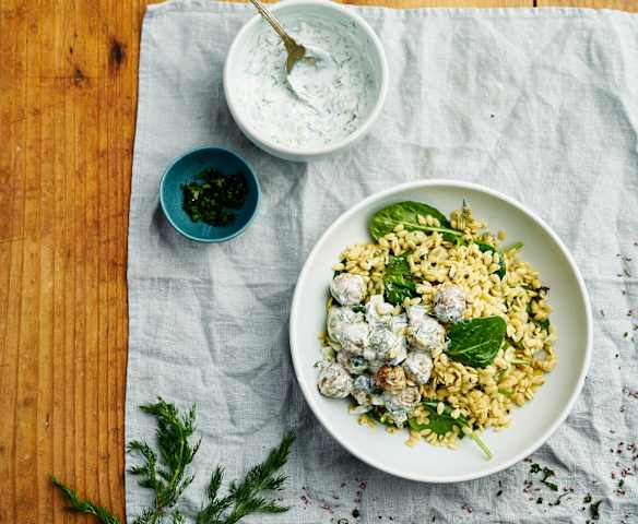 Almôndegas de frango com orzo e molho de iogurte