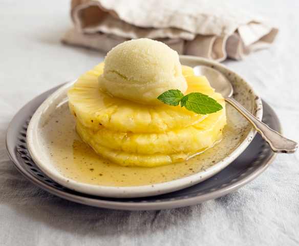 Gedämpfte Ananas mit Apfel-Ingwer-Sorbet