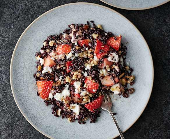 Ensalada de arroz negro con fresas y queso feta Ensalada de arroz negro con fresas y queso feta