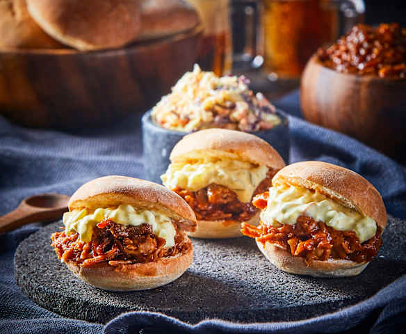 Bocados de pulled pork con ensalada de col