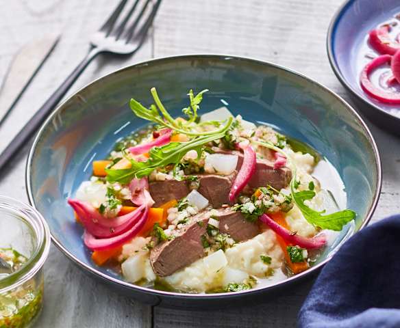 Filet de bœuf, mousseline de céleri-rave, petits légumes et oignon en pickles