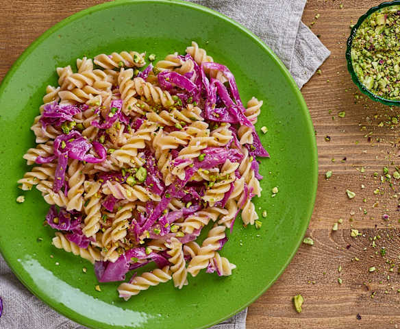 Pasta con cavolo rosso e pistacchi (senza glutine) Pasta con cavolo rosso e pistacchi (senza glutine)