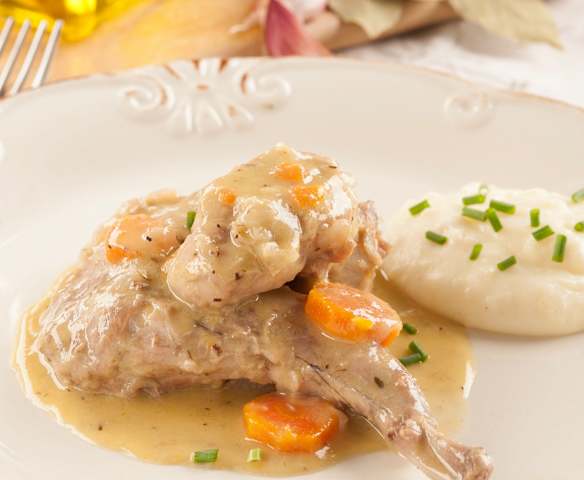 Conejo guisado con puré de patatas