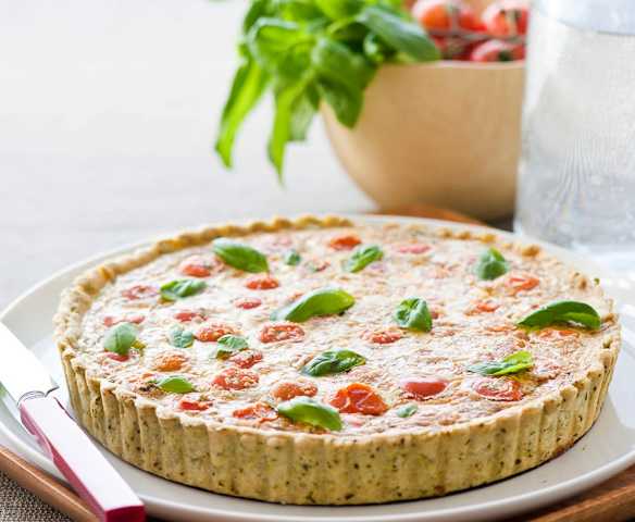 Quiche de tomate, queijo e manjericão