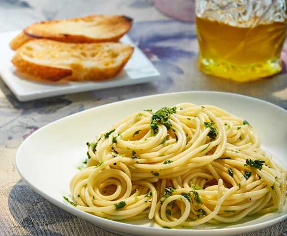 Espagueti con aceite de oliva, ajo y perejil