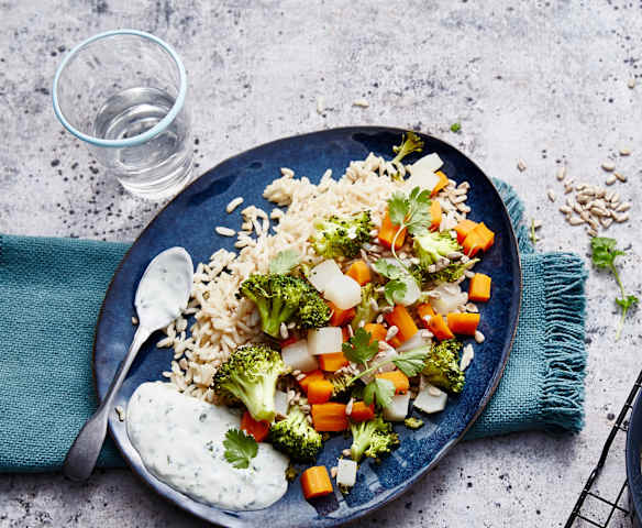 Riz complet, légumes d'automne vapeur et sauce au yaourt