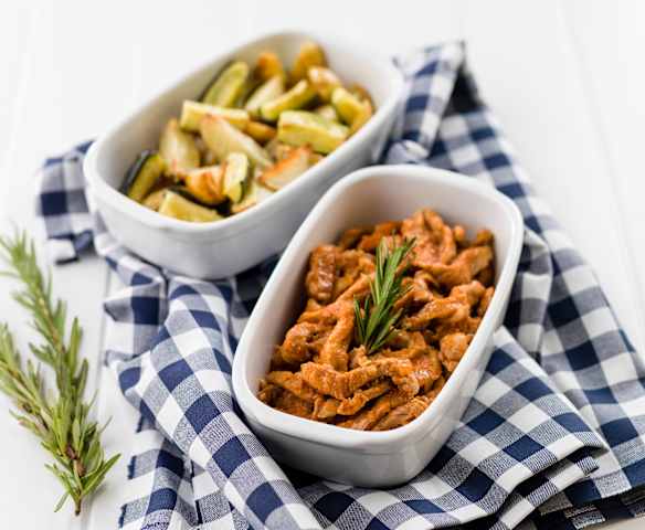 Cebolada de porco com batata e curgete assadas