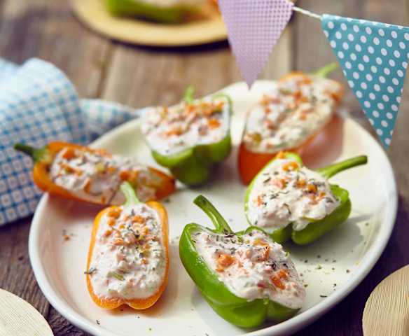 Paprikaschiffchen mit Gemüse-Käse-Füllung
