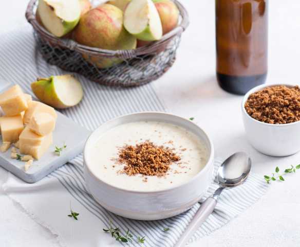 Zupa piwna z cheddarem i brie oraz orzechową kruszonką cynamonową
