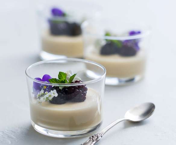 Tahini cream with blackberries (Raymond Capaldi)