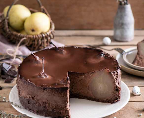 Sernik czekoladowy z gruszkami w winie