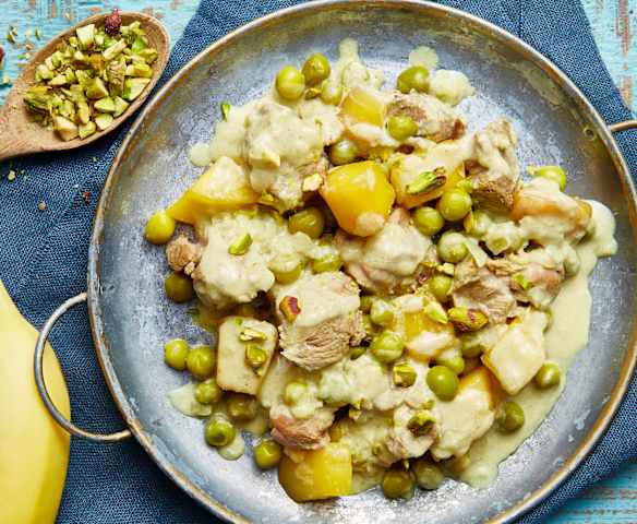 Curry d'agneau aux petits pois, mangue, banane et pistaches