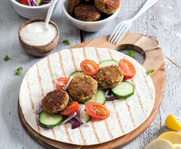 Ziołowe falafele z sosem jogurtowym z tahini