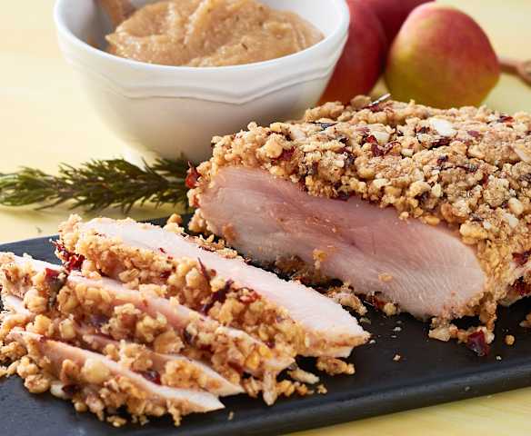Pechuga de pavo con costra de frutos secos y puré de manzanas