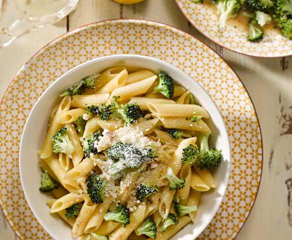 Brokolice s těstovinami a ančovičkami