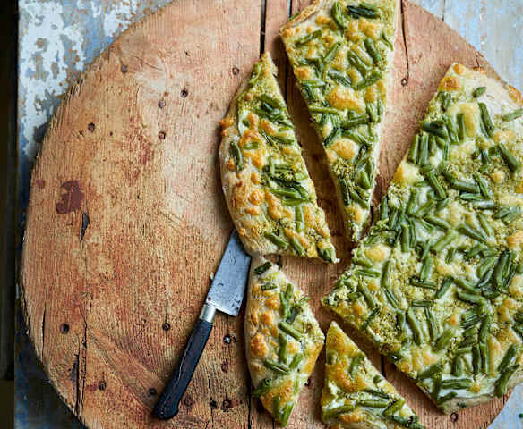 Piza de feijão-verde e pesto