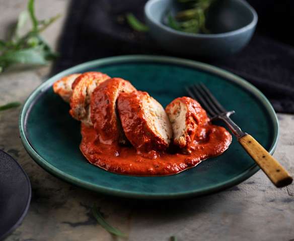 Pechugas de pollo rellenas con salsa de pimientos asados al vacío