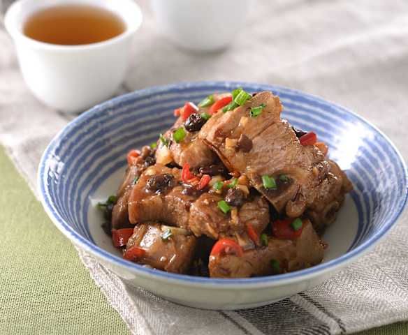 Żeberka wieprzowe w sosie z czarnej fasoli