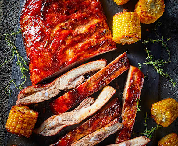 Teriyaki-Ripperl mit Maiskolben und Farmersalat